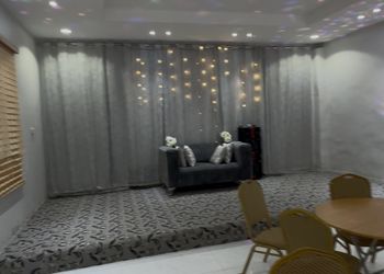 شاليه بجلسة خارجية وألعاب أطفال
