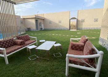 شاليه بجلسة تطل على مسبح خارجي 