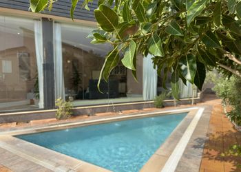 شاليه بجلسة مطلة على المسبح 