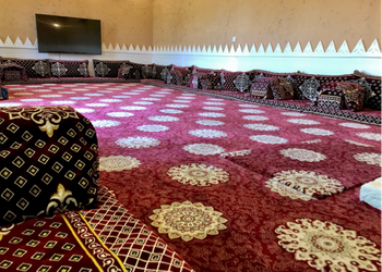 مزرعه بجلسات خارجيه بين الاشجار