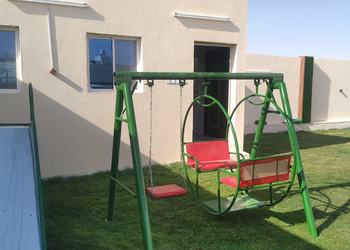 استراحة بمسطح اخضر والعاب اطفال