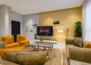 شقة غرفتين نوم و سينما وبلكونه