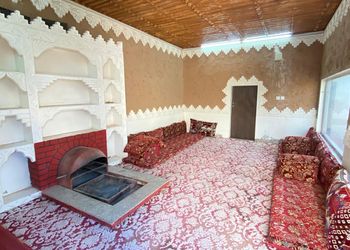 استراحة بمجالس ومسطح اخضر