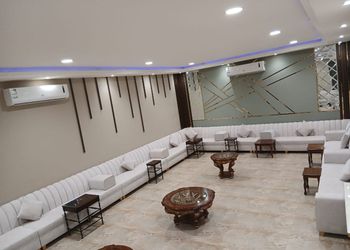 استراحة بمسطح اخضر وجلسه خارجيه