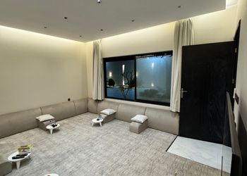 شاليه بمسطح اخضر ومسبح 