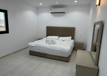 شقة بصالة مريحة وغرفة نوم 