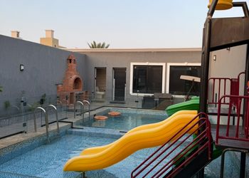 شاليه بألعاب مائية وجلسة خارجية