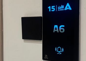 استديو بأثاث مريح وبسيط 