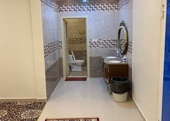 شاليه بجلسة تطل على مسبح خارجي 