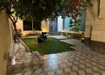 شاليه بمسطح اخضر وجلسة خارجية 