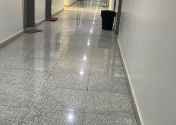 شقة بصالة وغرفة نوم وبأثاث بسيط