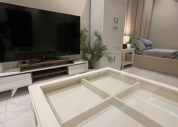 استديو بسرير مريح وأثاث بسيط