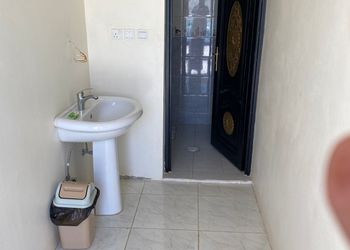 شاليه بجلسة مطلة على المسبح 
