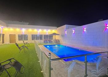 شاليه بجلسة تطل على مسبح خارجي 