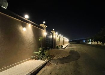استراحة بجلسة مطلة على المسبح 