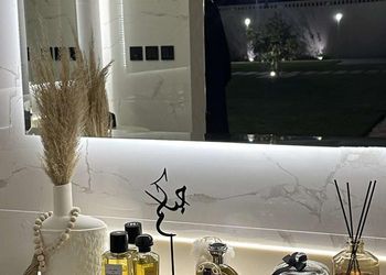 شاليه بمسطح اخضر وجلسة خارجية 