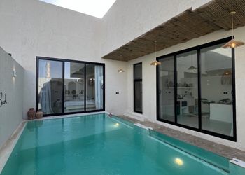 شاليه بجلسة تطل على مسبح خارجي 