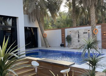 شاليه بمسطح اخضر وجلسة خارجية 