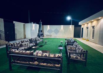 شاليه بمسبح داخلي وجلسه خارجيه