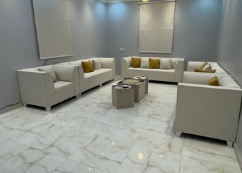 شقة بصالة جلوس وثلاث غرف نوم 