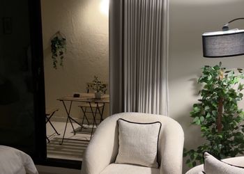 استديو بأثاث مريح وبسيط 