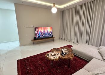شقة بصالة أنيقة ودخول ذاتي 