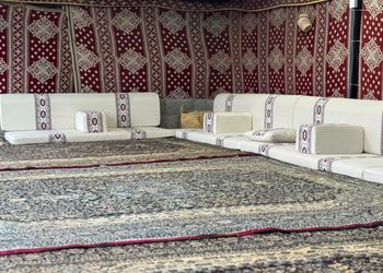 مخيم بجلسة خارجية وأجواء ممتعة
