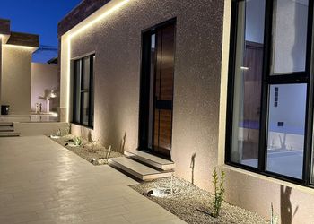 شاليه بجلسة تطل على مسبح خارجي 