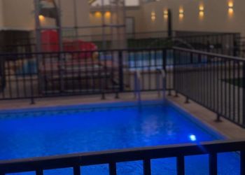 شاليه بمسطح اخضر وجلسة خارجية 
