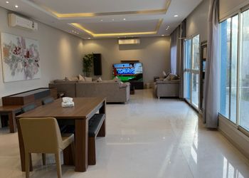 شاليه بمسبح خارجي وجلسة خارجية