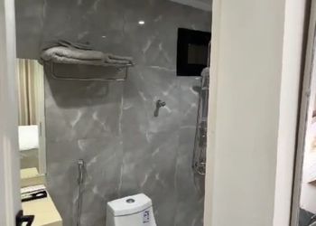 استديو بأثاث مريح وبسيط 