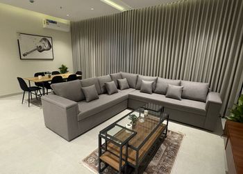 شقة بصالة مريحة وثلاث غرف نوم 