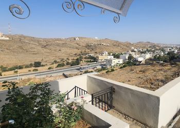 شقة بغرفتين نوم وصالة 