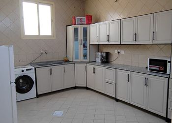 شقة بصالة وغرف نوم ومجلس
