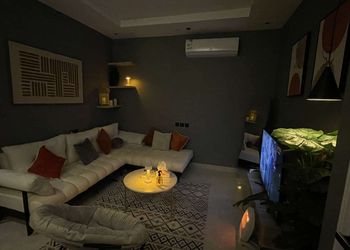شقة بدخول ذاتي وتصميم هادئ