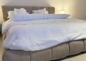 استديو بسرير ماستر وأثاث مريح 