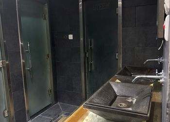 شاليه بمسطح اخضر ومسبح