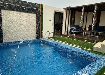 شاليه بمسبح خارجي وجلسة خارجية