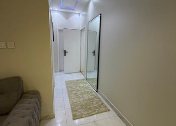 غرفة بأثاث مريح وبسيط 