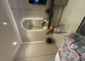 استديو بأثاث مريح وبسيط 