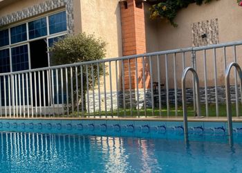 شاليه بجلسة خارجية ومسطح اخضر