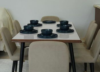 شاليه بمسطح اخضر ومسبح 