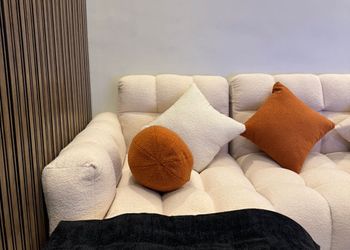 استديو بأثاث مريح وبسيط 