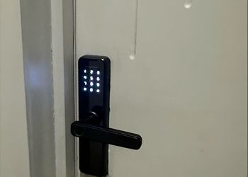 استديو بأثاث مريح وبسيط 
