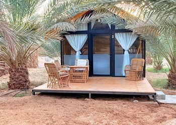 كوخ بسرير ماستر وجلسة خارجية
