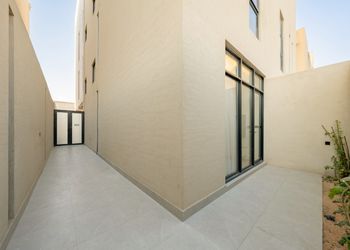 استديو بألوان مريحة وأثاث راقي