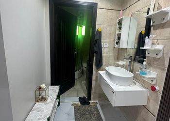 شقة بثلاث غرف نوم وصالة