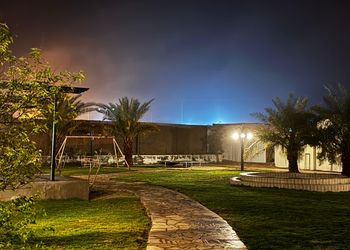 شاليه بمسبح داخلي وصالة 