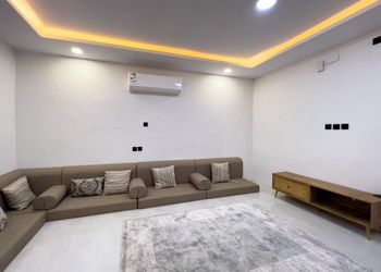 استراحة بمسبح خارجي وصالة جلوس