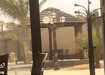 استراحة بمسطح اخضر و مسبح خارجي